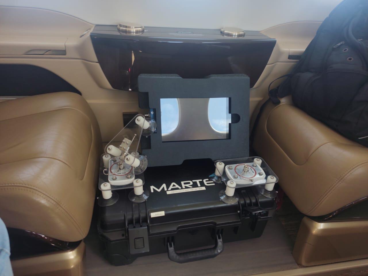 Equipamento GMU da Marte Updates instalado na cabine da aeronave para o voo de monitoramento